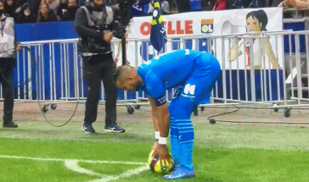 半场交换球衣引争议！贝林厄姆遭英格兰球迷痛批“巨星做派”（半场换球衣引风波，英格兰球迷抨击贝林厄姆摆巨星架子）