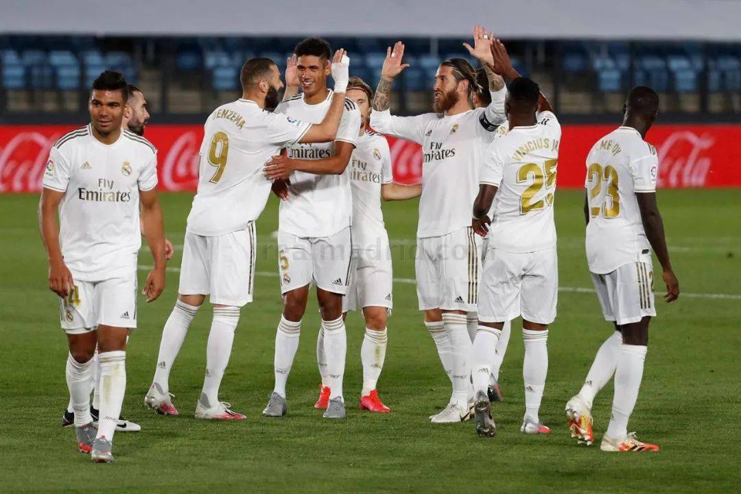 邹市明从奥运冠军到创业失败，经历挫折与反思，展现人生选择与责任的复杂性。