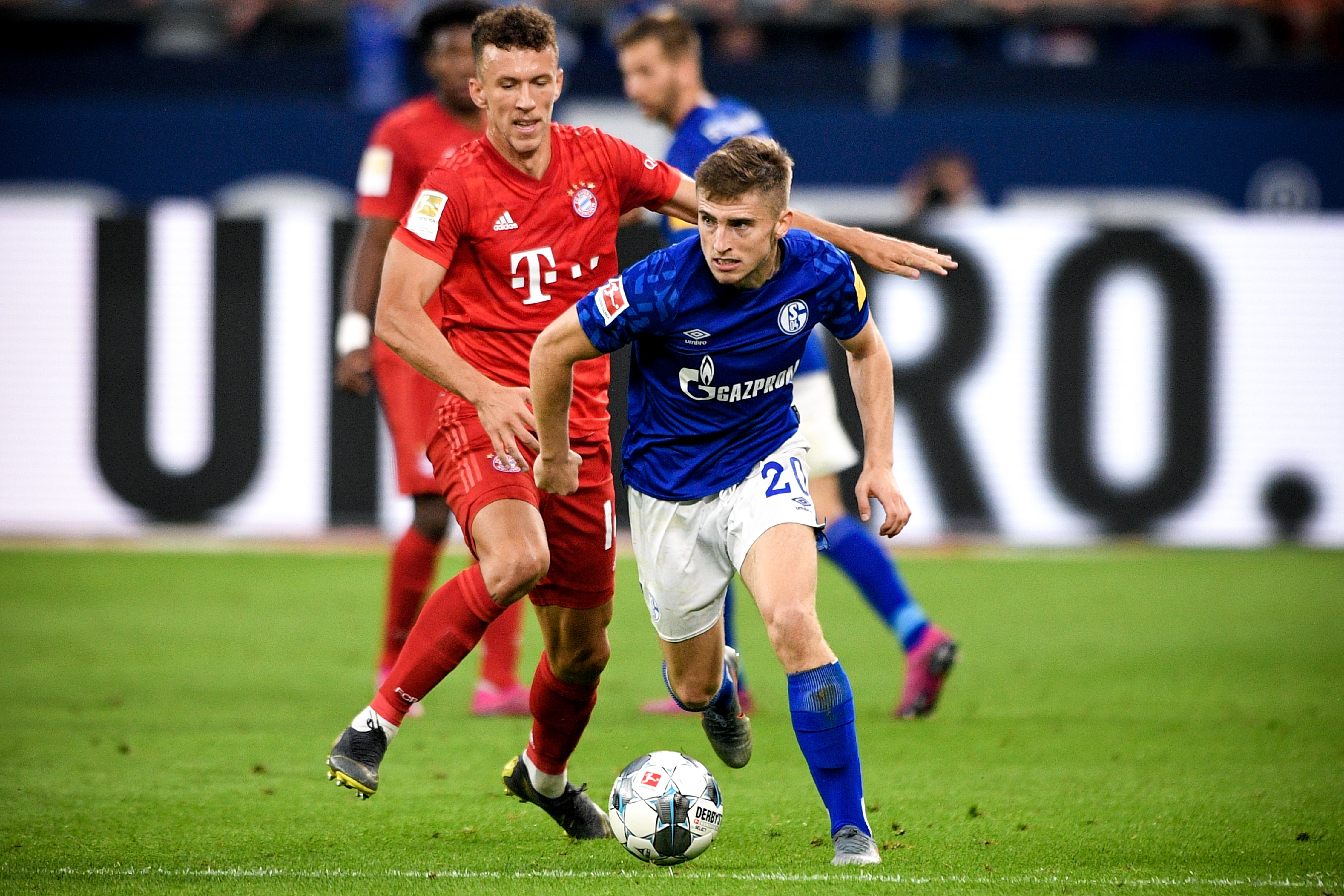 致敬李惠堂，赞助商犀旺送给魏祥鑫一颗柚子足球（犀旺致敬李惠堂，为魏祥鑫赠送一颗柚子足球）