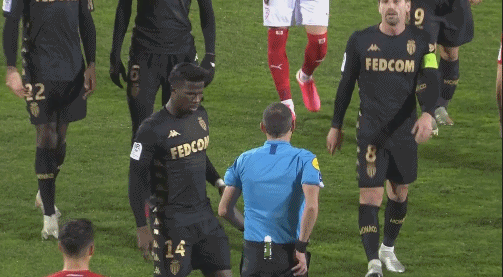 玻利维亚杯发生大规模斗殴，17人被罚下，警方被迫使用催泪瓦斯