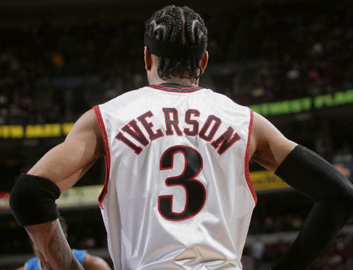 西媒：米利唐训练中途接受包扎处理，阿隆索亲自上场顶替他（西媒：米利唐训练中途受伤包扎，阿隆索亲自上阵顶替）