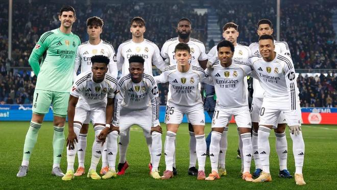 庆祝波兰独立日，莱万将纽约帝国大厦点亮为白红色（莱万为波兰独立日点亮纽约帝国大厦白红灯光）