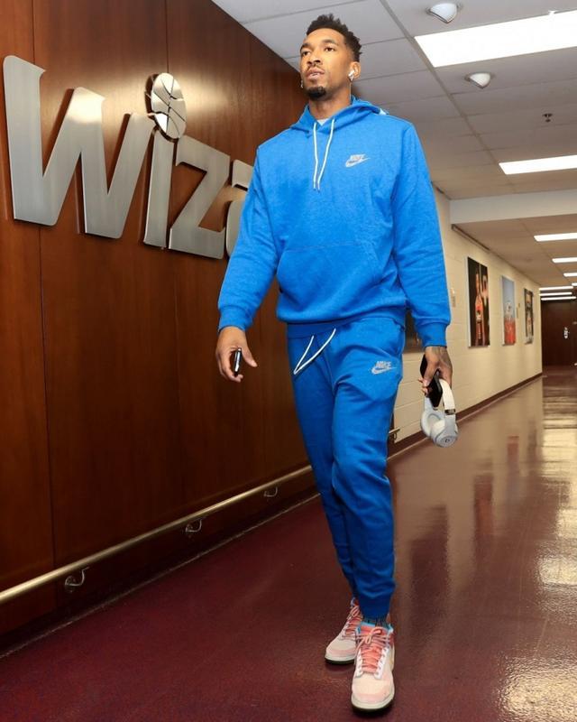 世体：拉菲尼亚王者归来，成为巴萨队内精神与战术双重领袖（世体：拉菲尼亚强势回归，扛起巴萨精神与战术双重大旗）