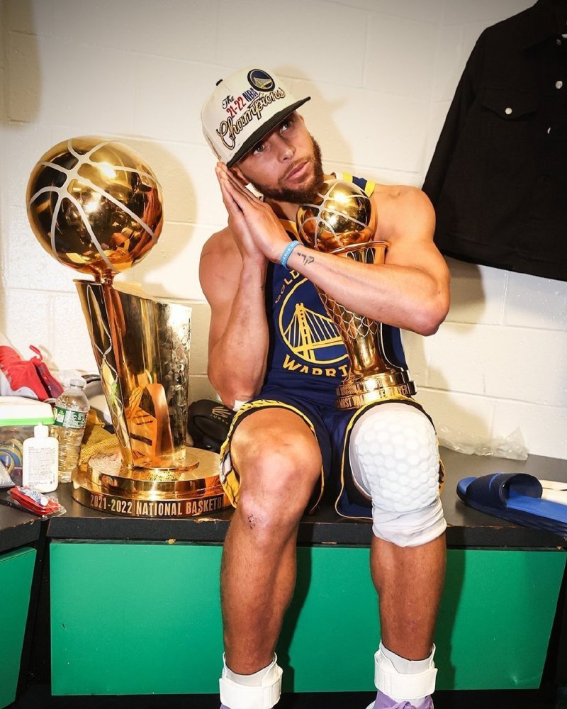 前锋连续两轮破门，全队士气高涨（前锋连场建功，球队士气飙升）